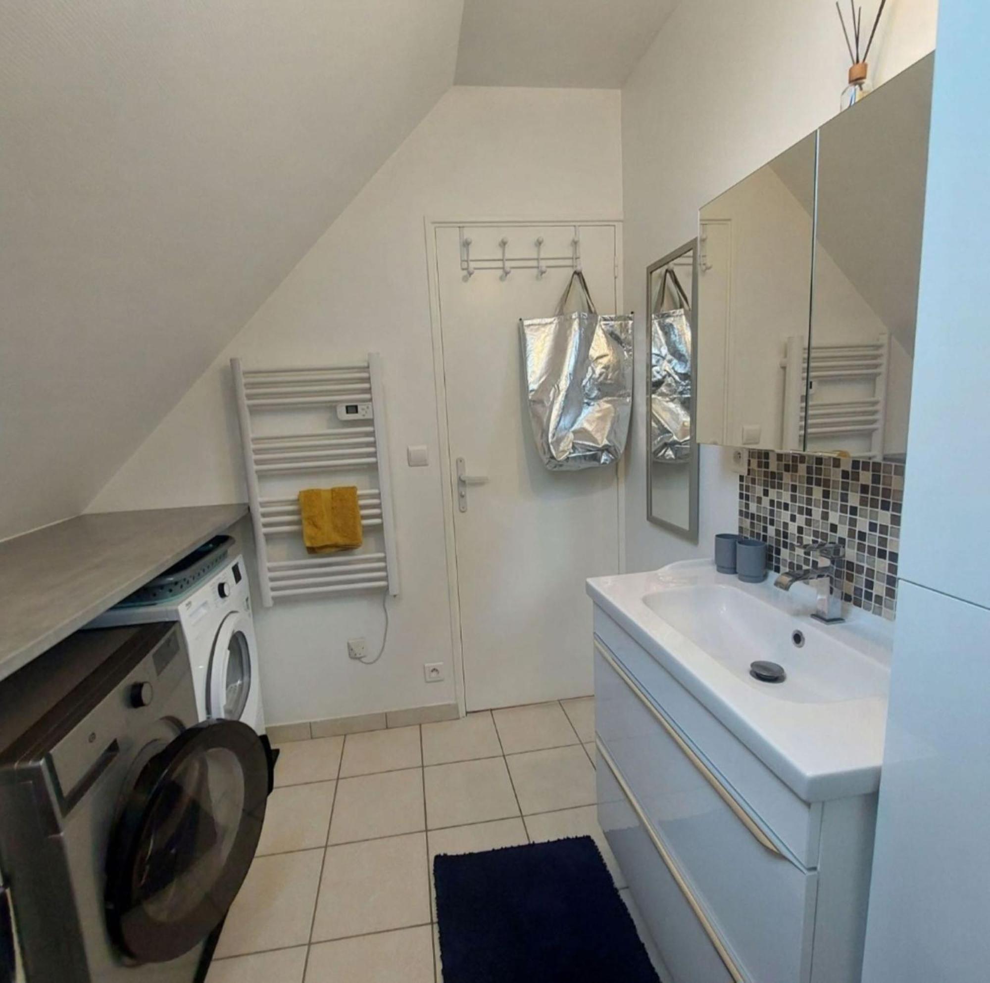 logement campagnard charmant, fonctionnel, cour privée avec WiFi Tauxigny Esterno foto