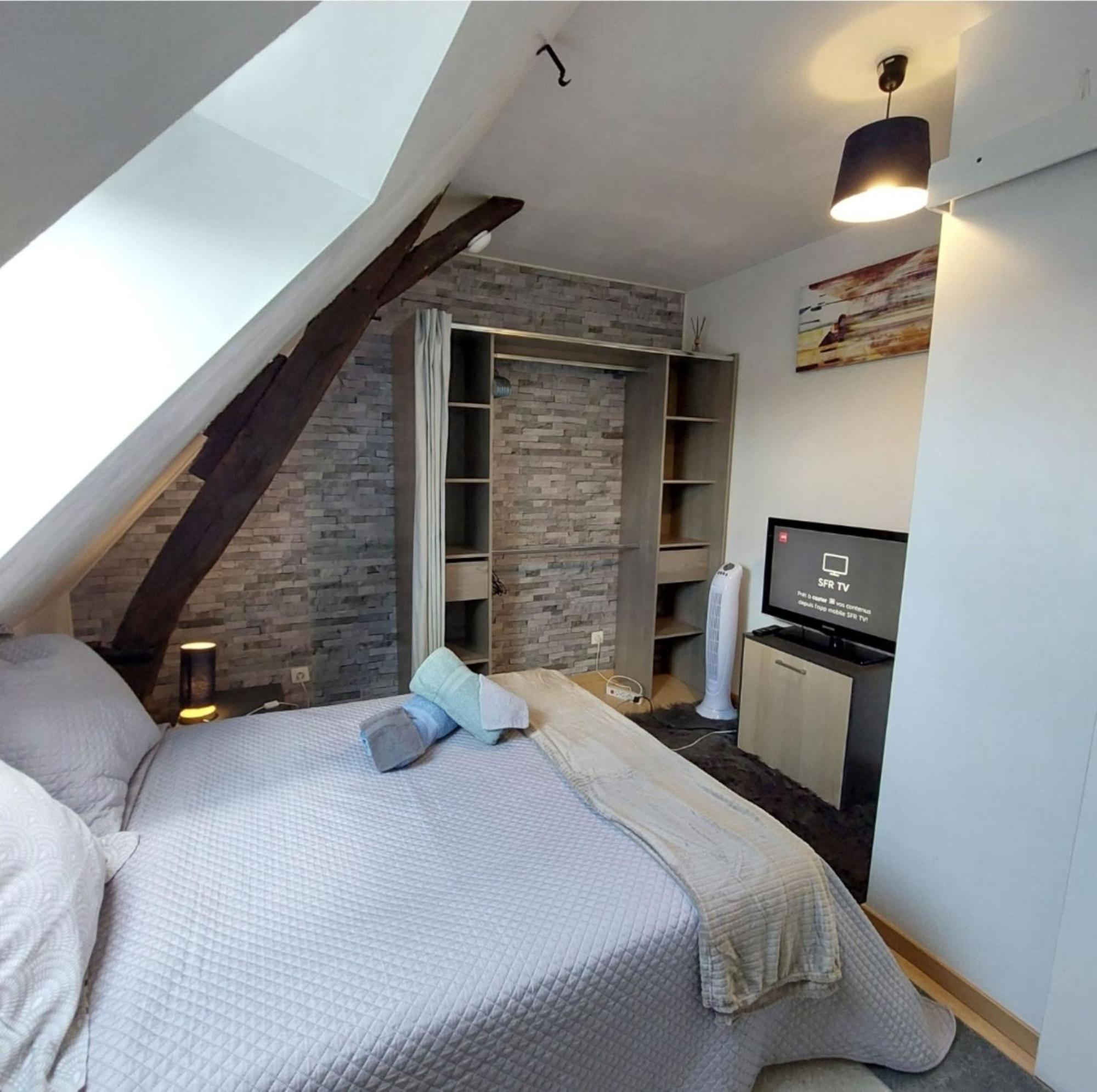 logement campagnard charmant, fonctionnel, cour privée avec WiFi Tauxigny Esterno foto
